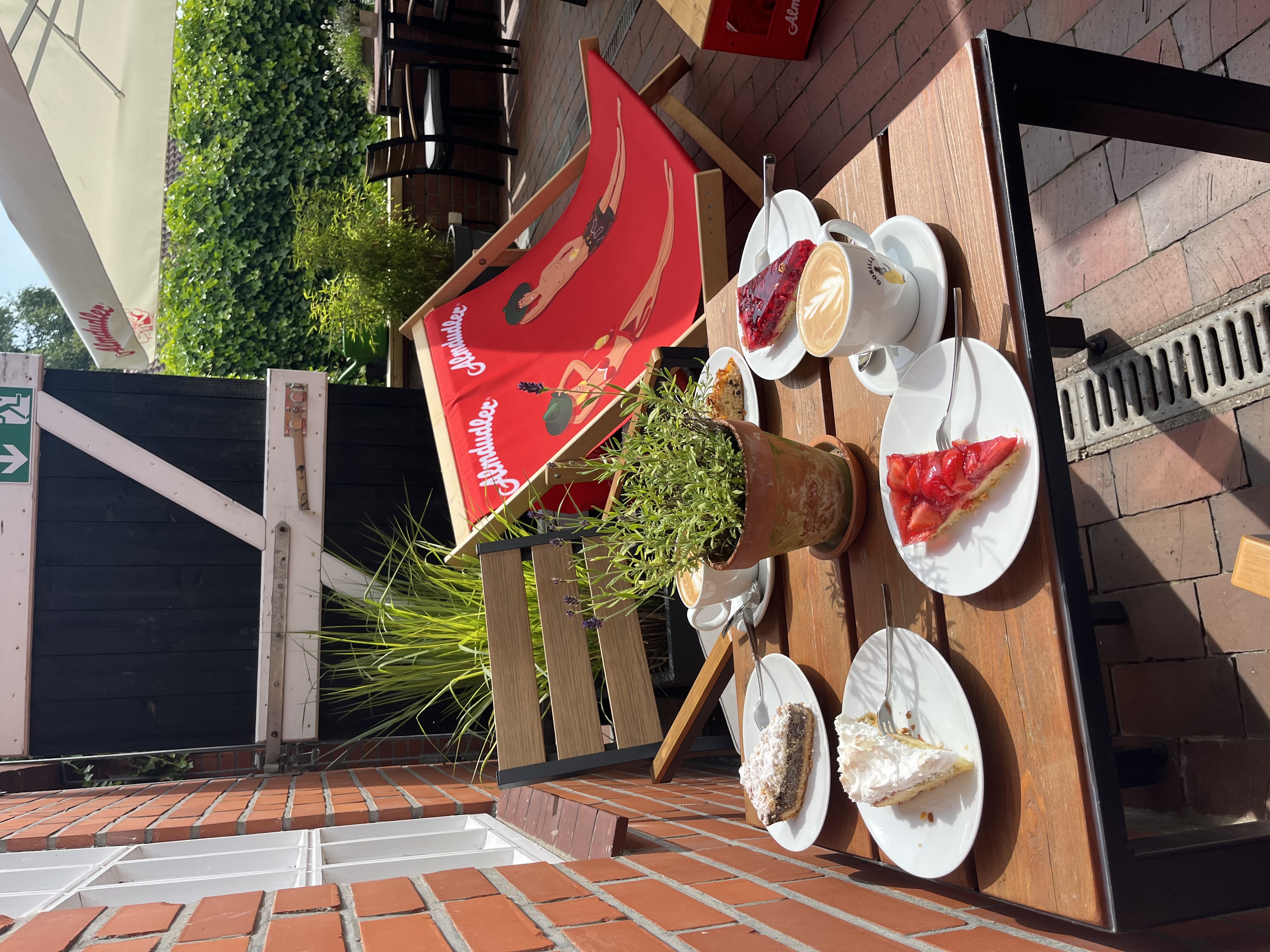 Sonnige Terrasse mit Kuchen und Kaffee