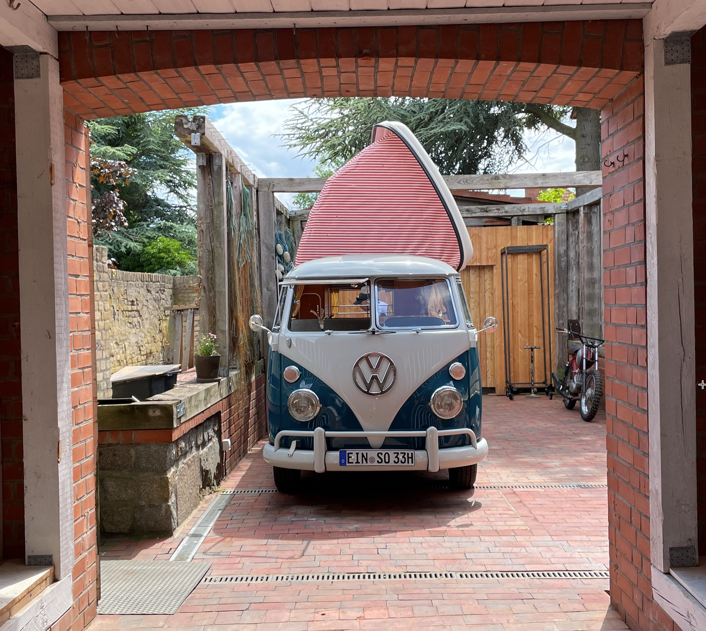VW T1 Bulli mit Surfboard